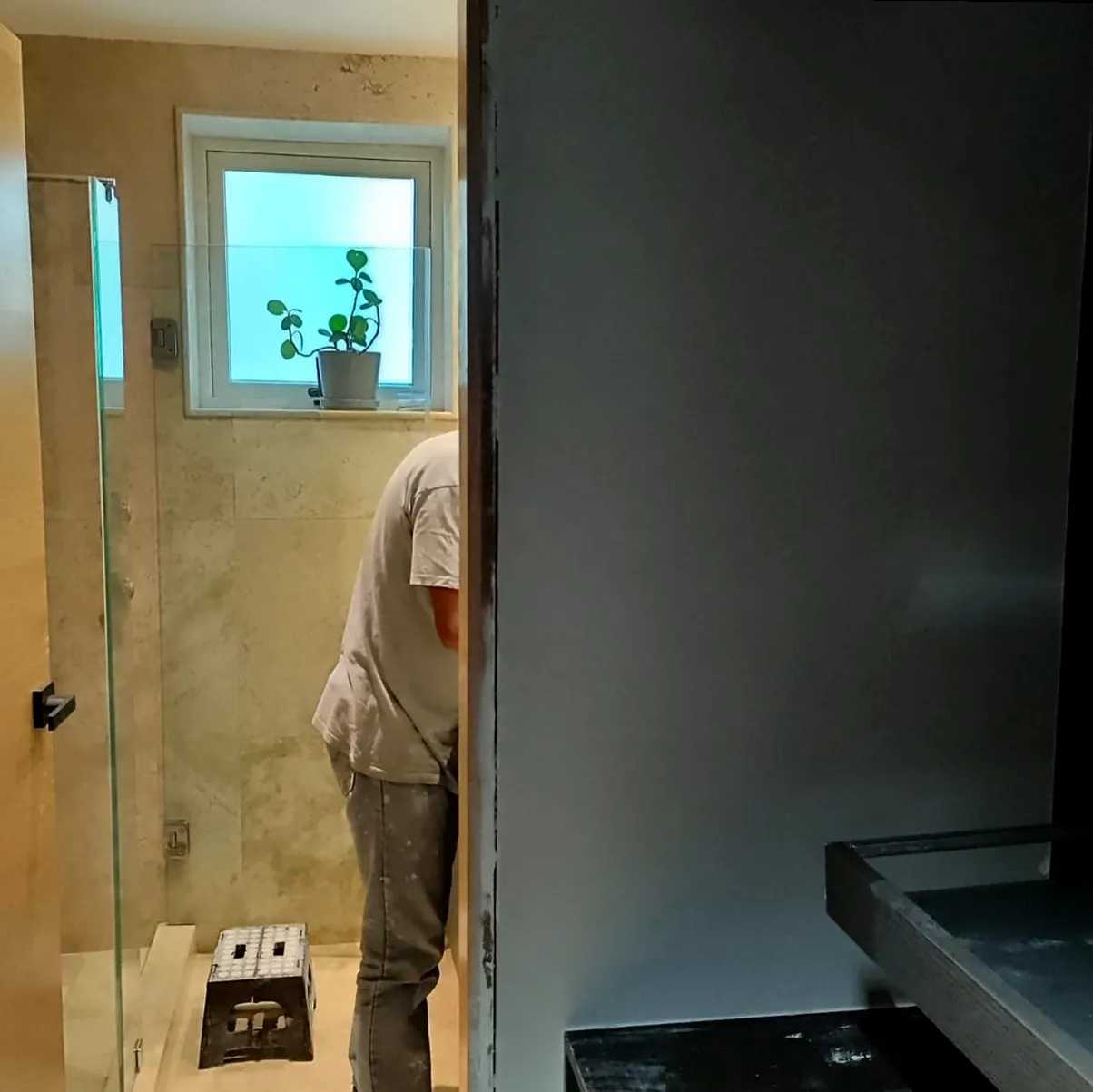 Pequeña reparación de manitas en una vivienda de Alcalá de Henares