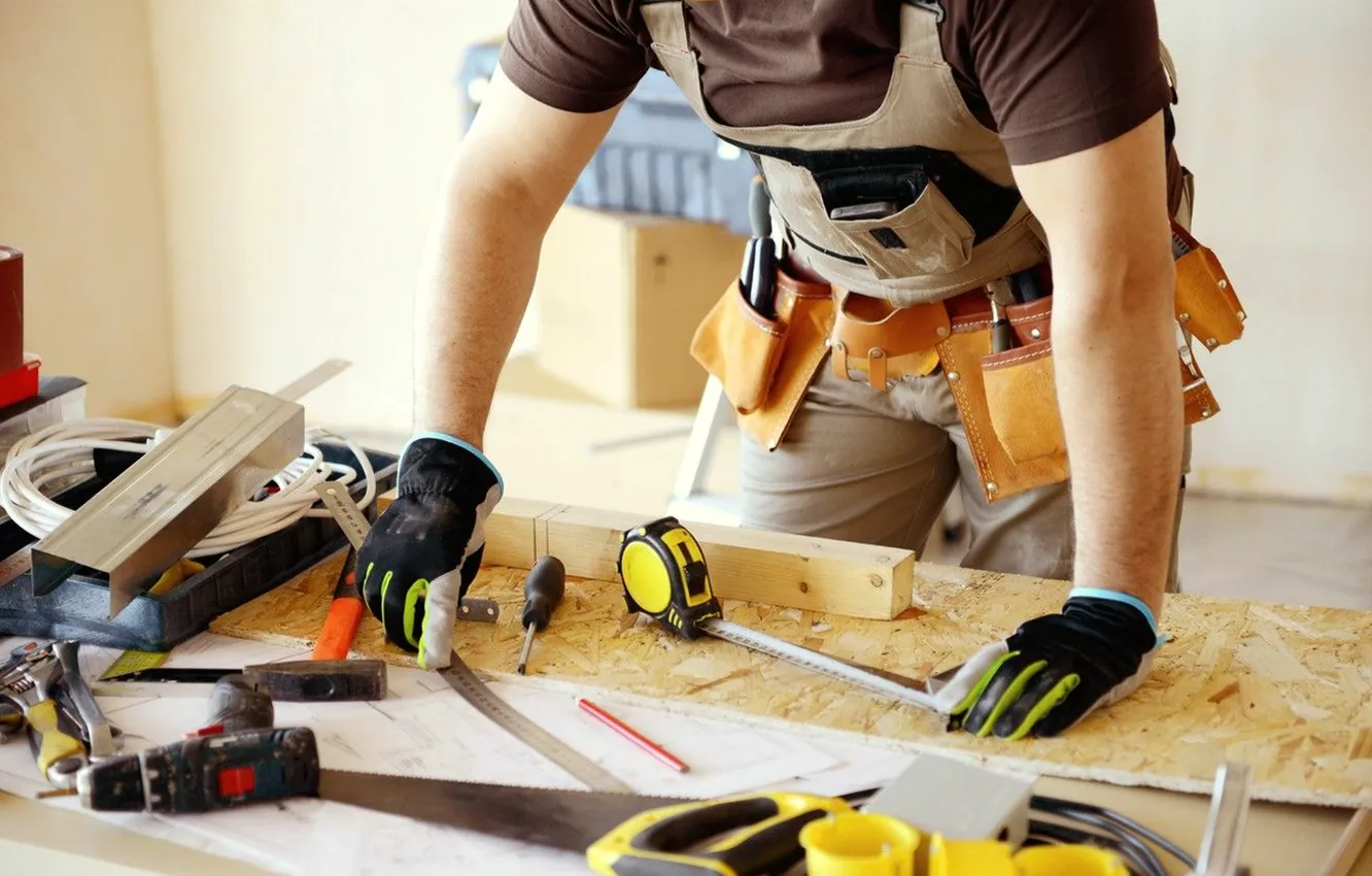 Manitas revisando una instalación en Cañada Rosal