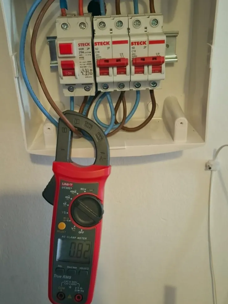 Manitas trabajando en una vivienda de Pozo Alcón