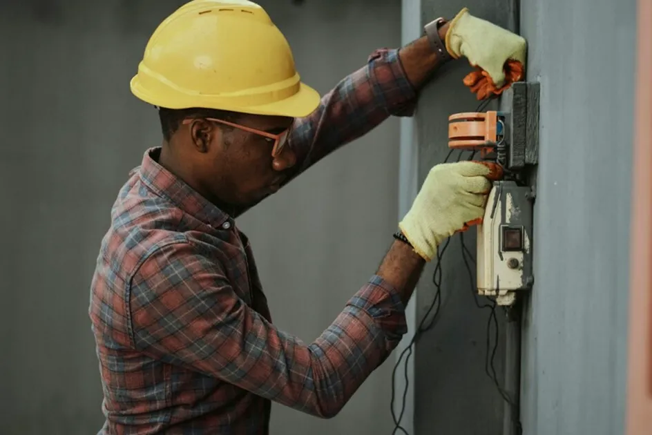 Pequeña reparación de manitas en una vivienda de Villanueva de la Reina